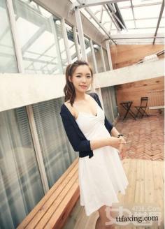 韩式秋季服装搭配格 开衫配裙子也很美
