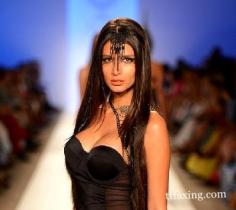 印第安女模T台魅惑猫眼妆 诠释泳装的万种风情