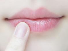 唇部去角质方法推荐 护理唇部性感女人必知技巧